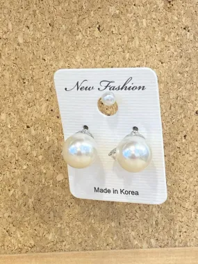 Pure pearl earrings